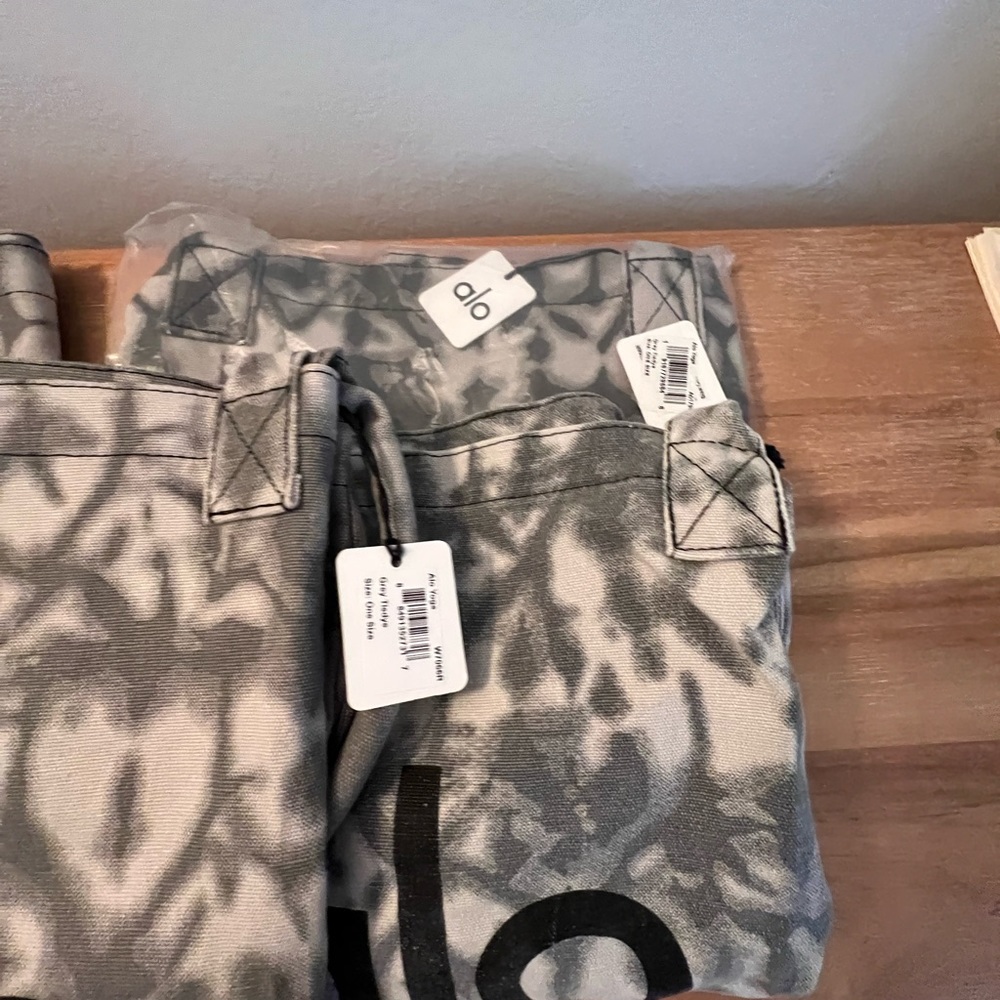 Brand New Alo Yoga Tote Bag (ONE LEFT) - Picture 4 of 5